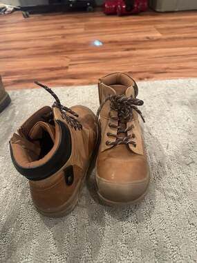 Sonoma- Youth Tan hiking boots 
Size4